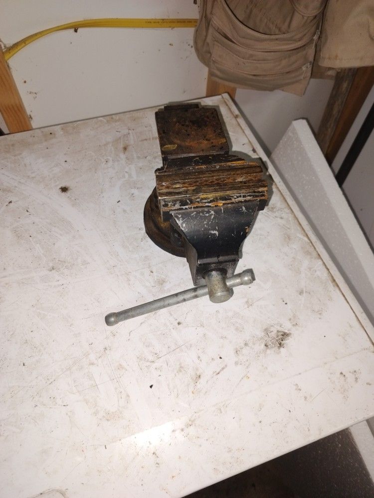Bessey 4 Inch Swivel Base Vise With Pipe Jaws