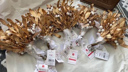 Gold Mistletoe Sprigs with White Berries – Set of 20