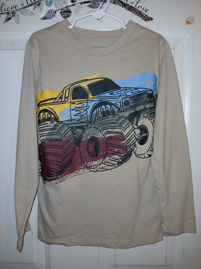 Boys Size 7 Longsleeves And A Hoodie