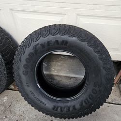 Goodyear Wrangler Territory  

MT315/70 R17

Tires good condition