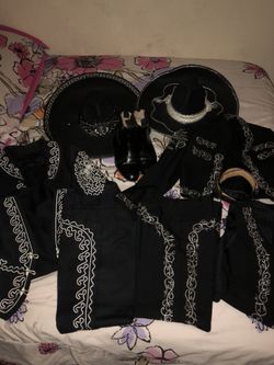 2 trajes de mariachi para niño son 2 trajes un par de botas y un cinturón