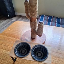 Cactus scratching post and feeding bowls