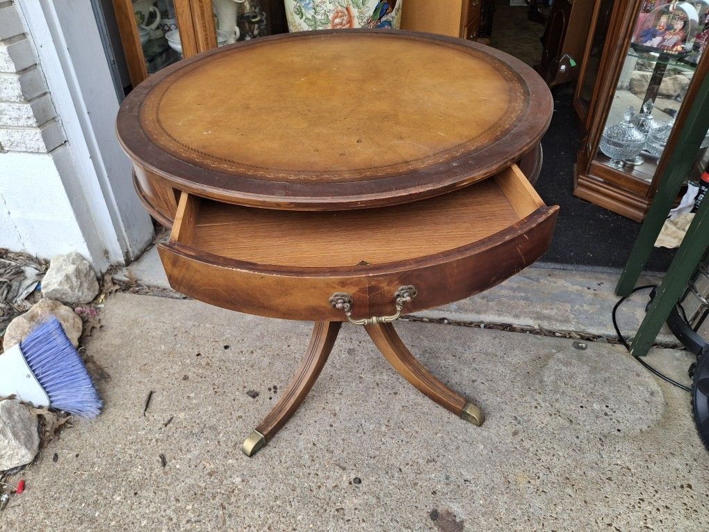 Nice VINTAGE GENUINE MAHOGANY ROUND TABLE LOOKS LIKE SOMEONE STARTED TO Redo This TABLE NICE AND SOLID