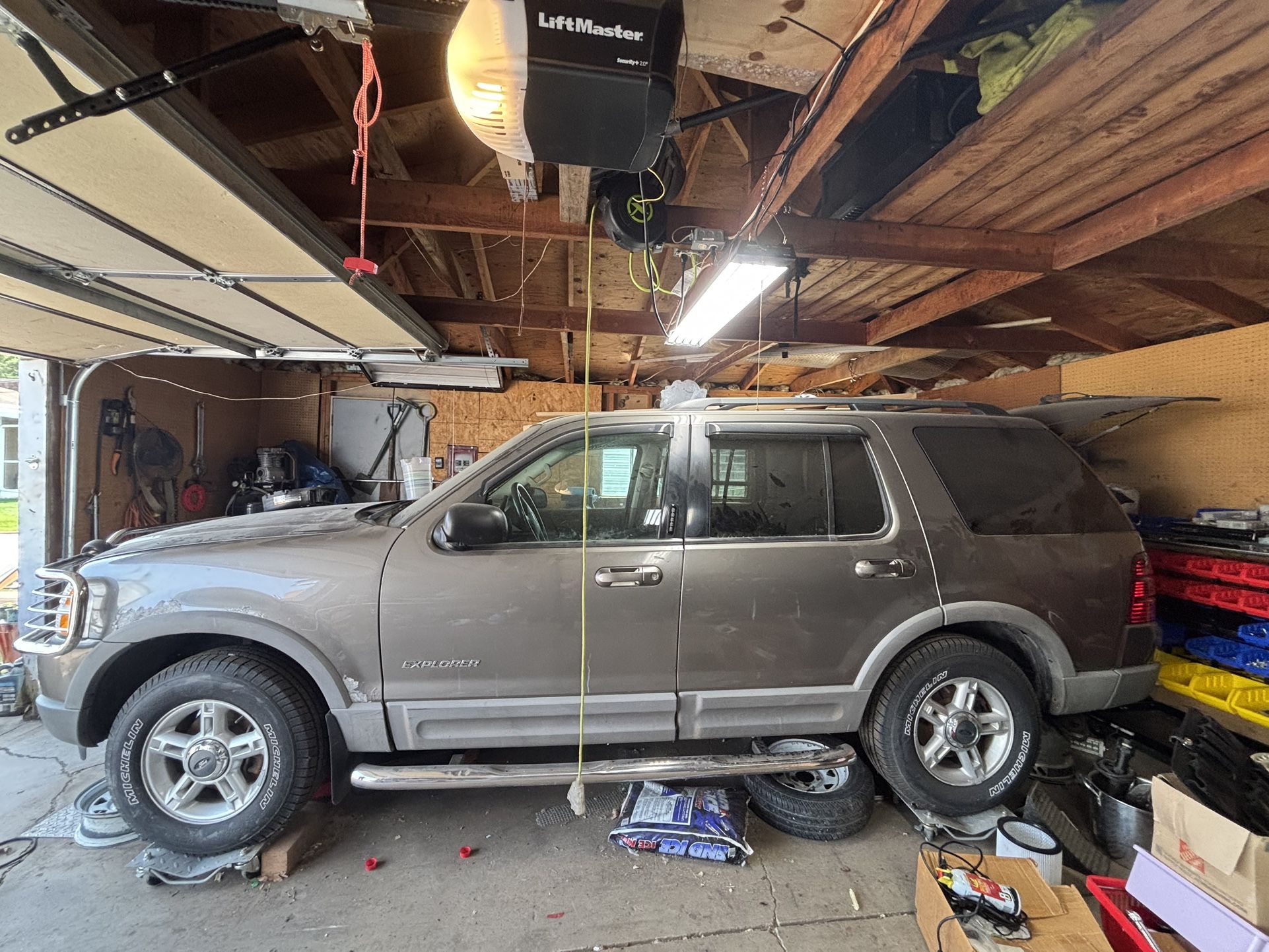 Ford Explorer With Extra New Parts (Offer)