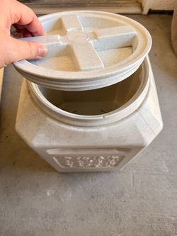 Pet food container