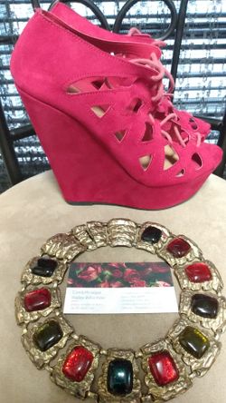 😀 $20 Summer wear Red Suede wedges size Small 5-6 in women also Includes beautiful different colors choker classy style.