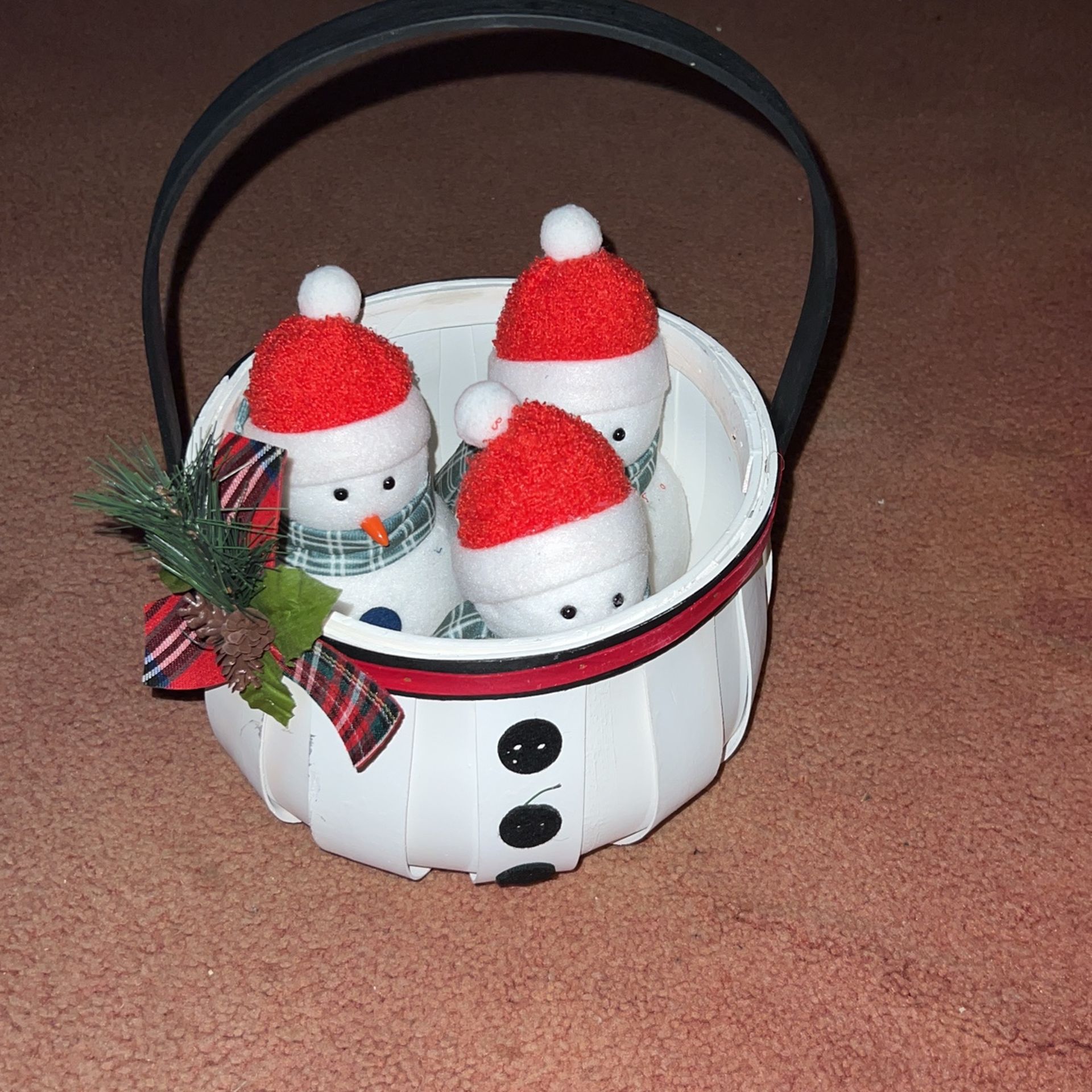 3 Small Snowmen With Basket