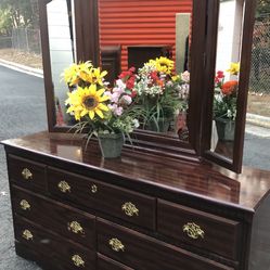 Modern Wooden Dresser With Big Drawers, Big Mirror. Drawers Sliding Smoothly. Delivery Available 