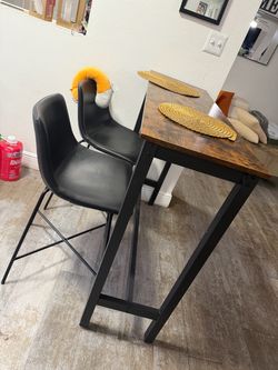 Breakfast room with two chairs