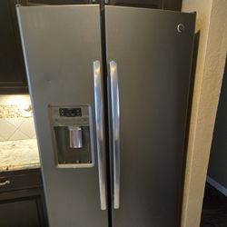 G.E. SIDE BY SIDE REFRIGERATOR. 