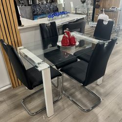 Comedor Con 4 Sillas 31” X 47” Pulgadas 