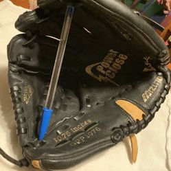 Mizuno Power Close baseball glove size 10 3/4” like new condition  with adjustable wrist and 2 baseballs Plainfield, Illinois