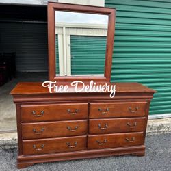 Dresser and Mirror 6 Drawers All slide smoothly