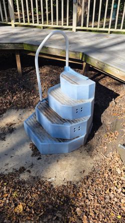 Swimming pool stairs