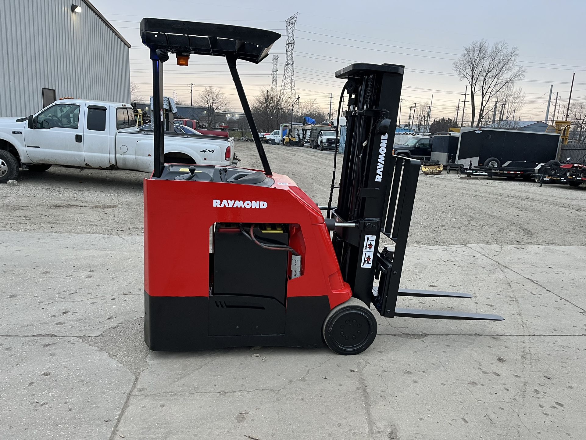 FOR SALE A RAYMOND 425-C40TT FORKLIFT.83/188” FF TSU MAST,SIDESHIFT,36V BATTERY. IT IS IN GOOD WORKING CONDITION.