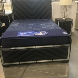 Six piece queen of King Bedroom Set