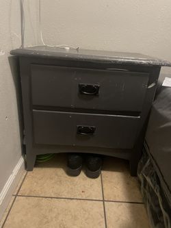 mesa de noche y bonita cajonera