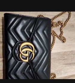Authentic Gucci GG Marmont Chevron Quilted L Clutch – Black w/ Gold Chain