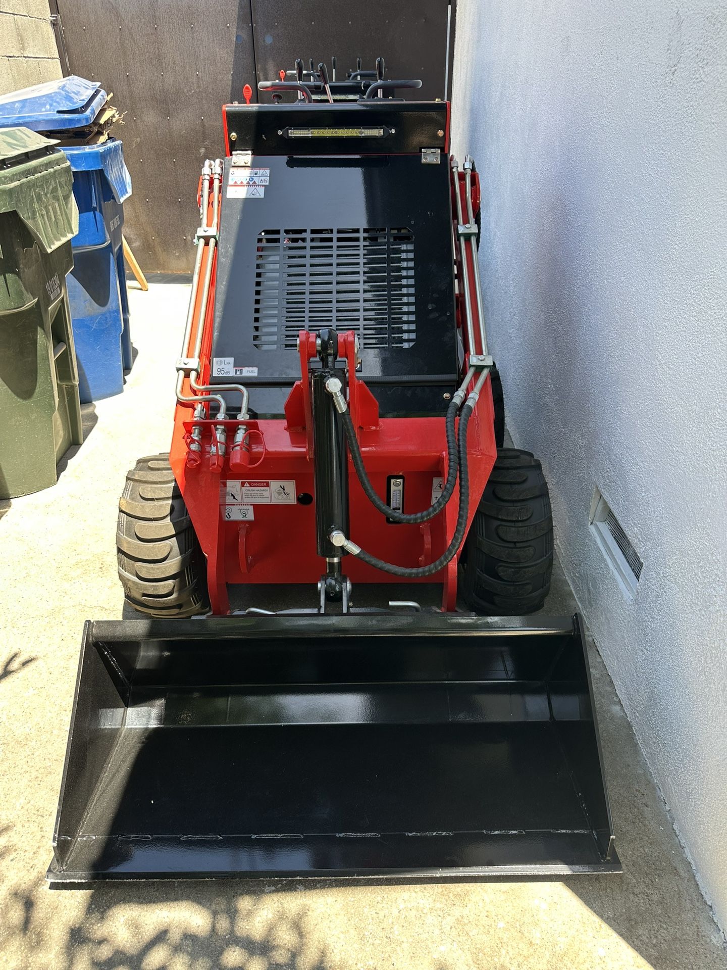 New gas mini skid steer with wheels. 27hp rato motor. Try before you buy. Delivary extra depending on locatio. The back cover was removed on purpose s