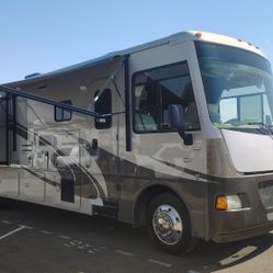 Priced To SELL Fast 2014 Wenebago Vista 35b Bunks 1.5 Bath