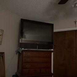 FREE TV - OLD SCHOOL WITH  REMOTE - HDMI AND RCA  JACKS - COOL  ATTACHED SOUNDBAR - FREE FREE FREE 