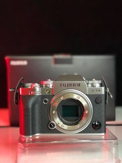 FUJIFILM X-T4 Mirrorless Camera with 16-80mm Lens