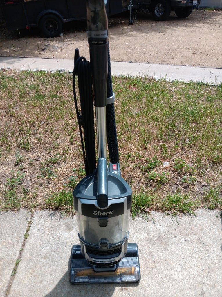 !! Vacuum Shark Almost New Firm Price Model UV72526