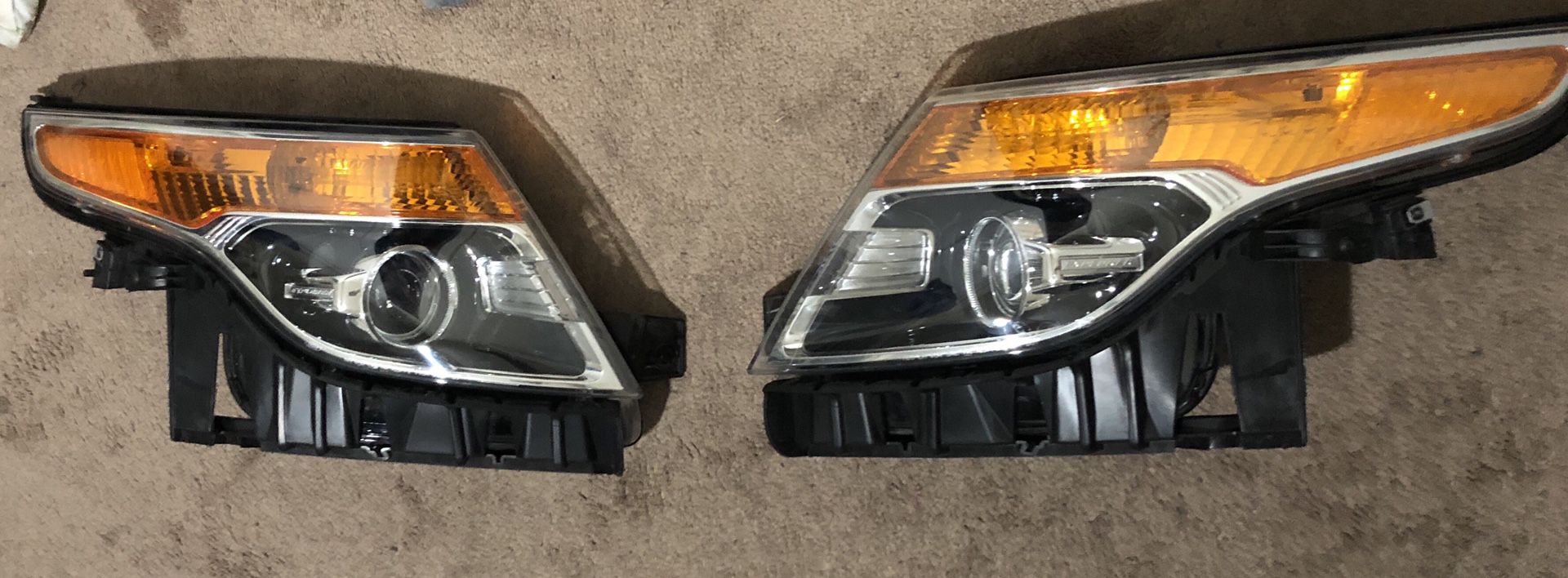 2011 - 2015 FORD EXPLORER FACTORY / OEM HALOGEN HEADLIGHTS LIKE NEW CONDITION