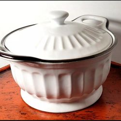 Appetit white stoneware casserole (11" across 5" deep) brand new no box