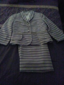 Dress 4 sale size 8 worn 1nce. Guud gift from my grandma 2 u.she doesn't wear anymore