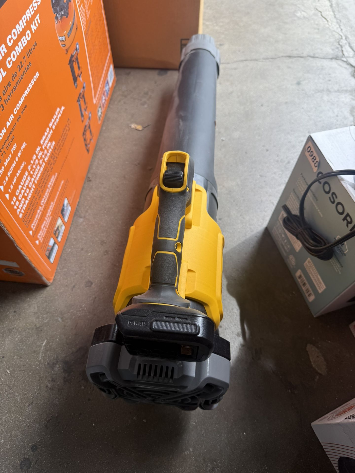 DEWALT 20V MAX 125 MPH 450 CFM Brushless Cordless Handheld Leaf Blower with Concentrator Nozzle (Tool Only)