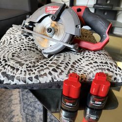 Milwaukee skill saw with 2 m12 2.0 batteries