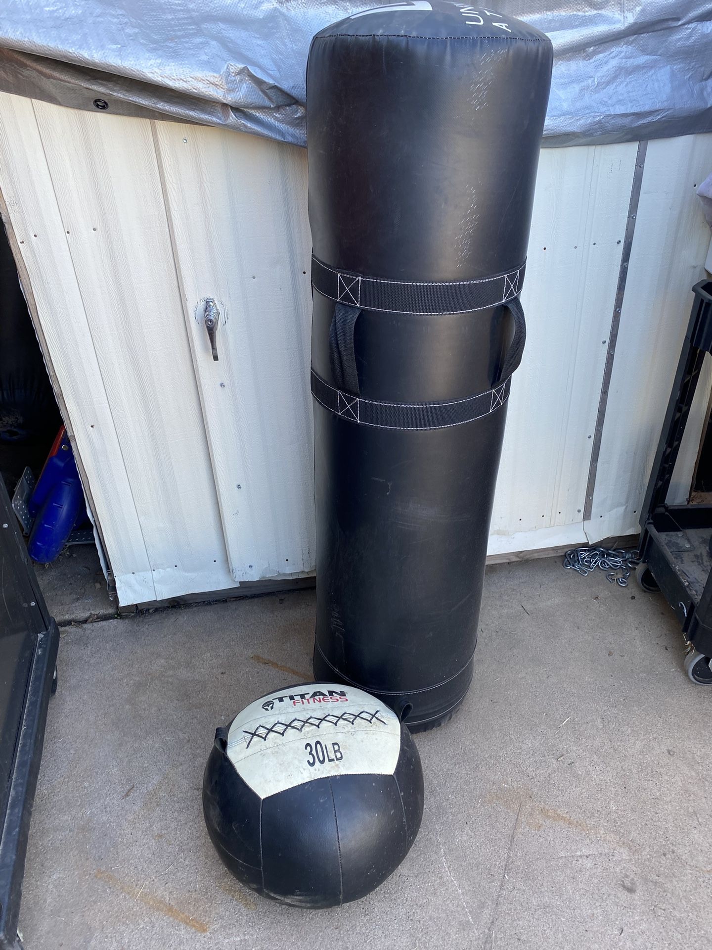 Universal Athelete Held Sparring Punching Bag + Weight Ball Titan Fitness 30 LBS