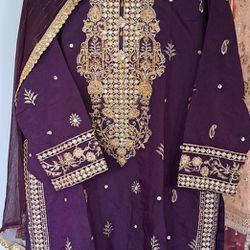#Asim jofa#
Beautiful dress
Shirt: Poly Cotton
Trouser: Poly Lawn
Dupatta: Zari Line Chiffon
Color: Purple
Size large 22
Hip size 24
Ready to wear
#PA