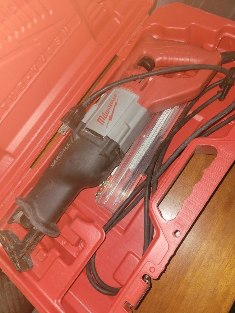 Milwaukee 6519-31 Sawzall Reciprocating Saw Kit.