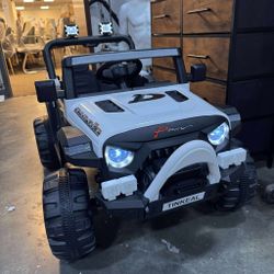 Kids Ride On Truck，12V Battery Powered Electric Vehicle w/Parent Remote Control Ride On Toys for Boys and Girls, LED Lights, 3 Speeds, Music, Safety B