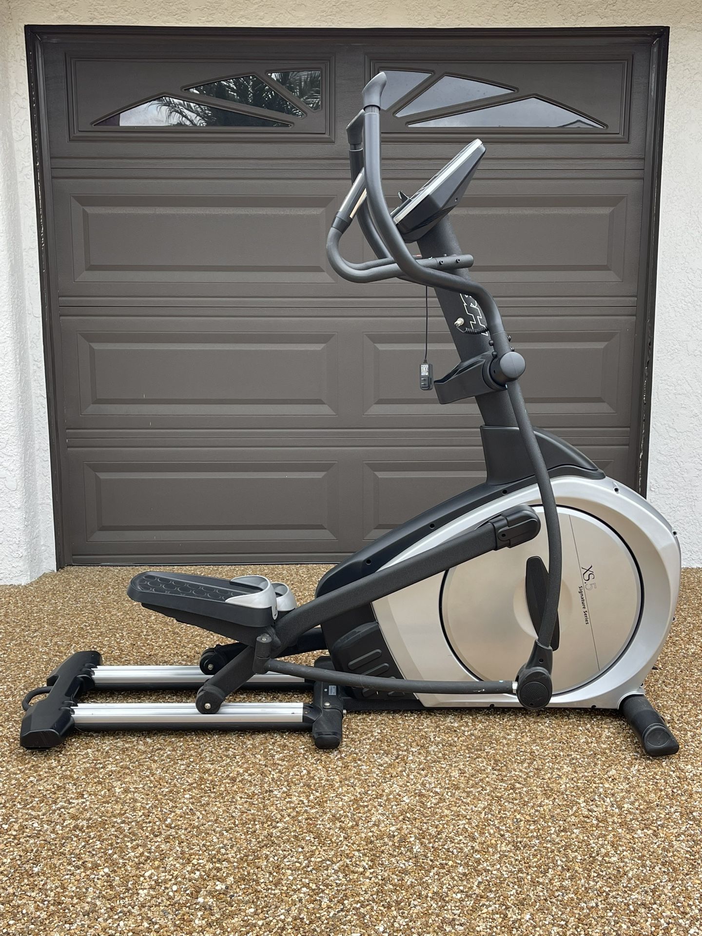 🏃♂️ New Year, New You! Elliptical Exercise Machine – Gently Used & Ready to Go! 🏃♀️