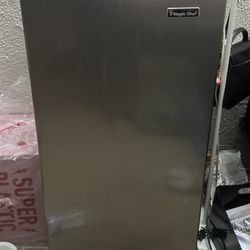3.3 Cu Mini Fridge Magic Chef 
