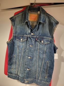 LEVIS DENIM VEST
MENS LARGE
STILL LIKE NEW