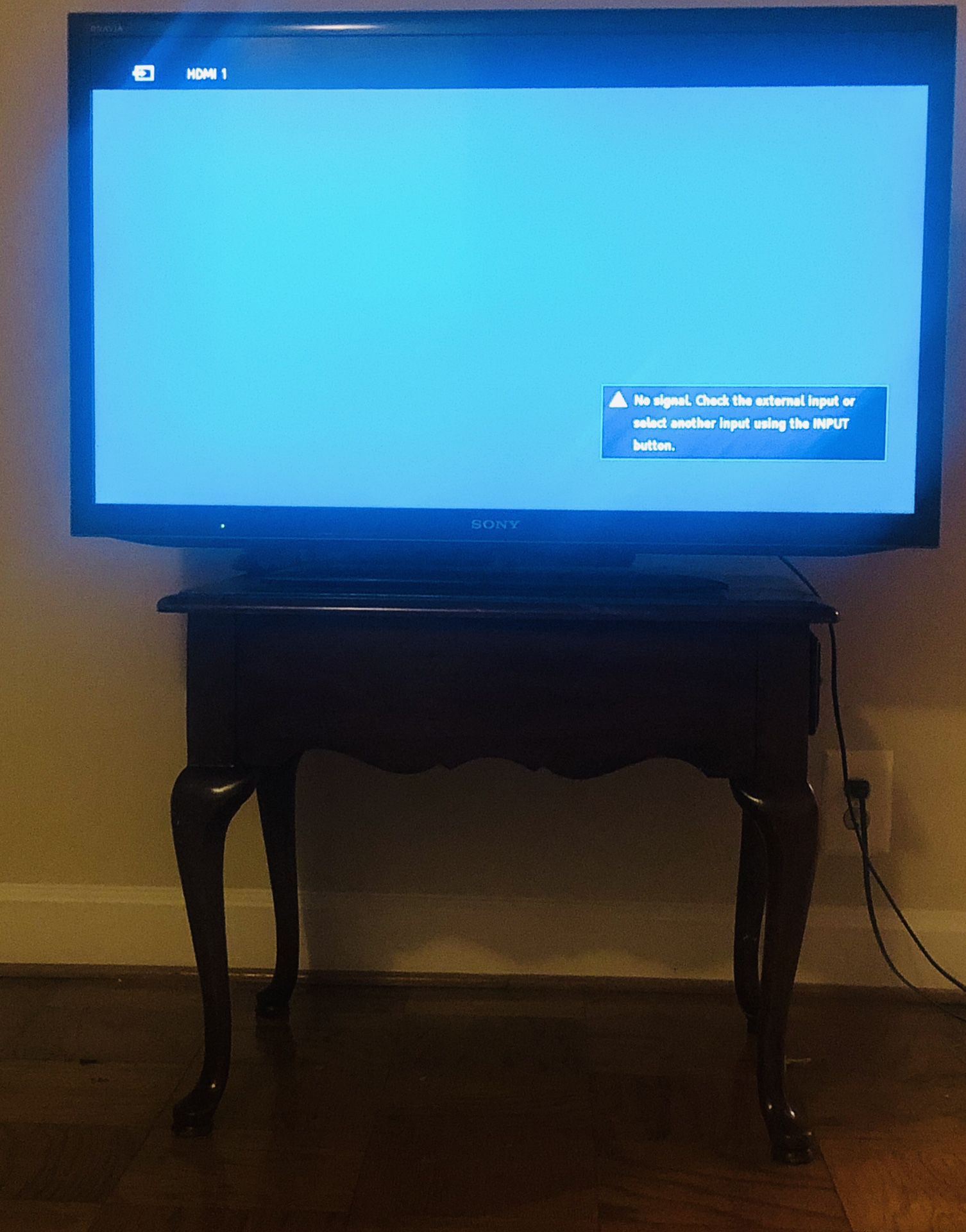 36 inch sony tv used like new and it works good desk is free with tv
