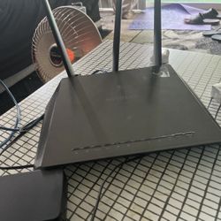 NETGEAR Nighthawk AC1900 Smart WiFi Router (‎R7000-100NAS)