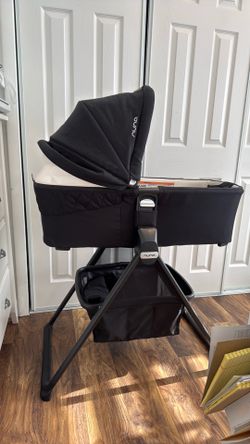 Nuna Mixx Bassinet and stand