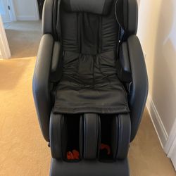 Brookstone Renew 2 zero gravity massage chair in Excellent Condition Paid $3000 30 x 5ft d 49h Smoke and pet free household