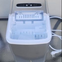 Insignia portable Ice Maker 26Ib 