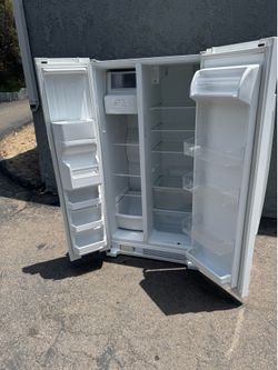 Side by side 25 cubic refrigerator fridge freezer Amana brand I offer delivery $400 firm