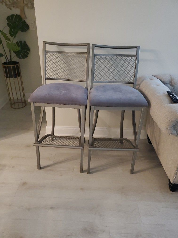 2 High Chairs Solid Good Condition 