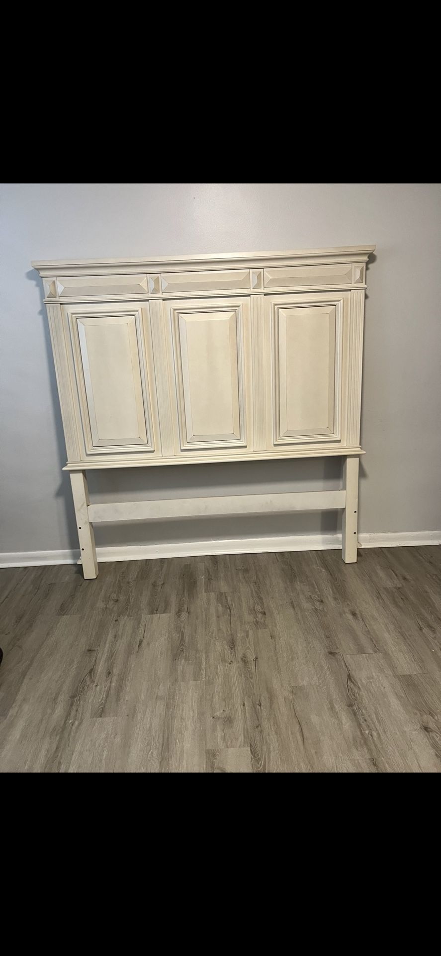 Queen Sized Bed Set With Tall Dresser Long Dresser With Mirror Head Board And Foot Board 