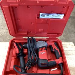  (New) Milwaukee 5.5 Amp 5/8 in. Corded SDS-plus Concrete/Masonry Rotary Hammer Drill Kit with Case