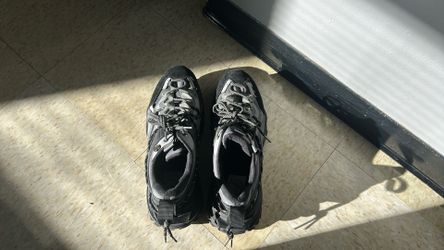 Javi (Black On Grey)