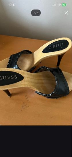 Very nice high heels the size is 7.5 The color is Black